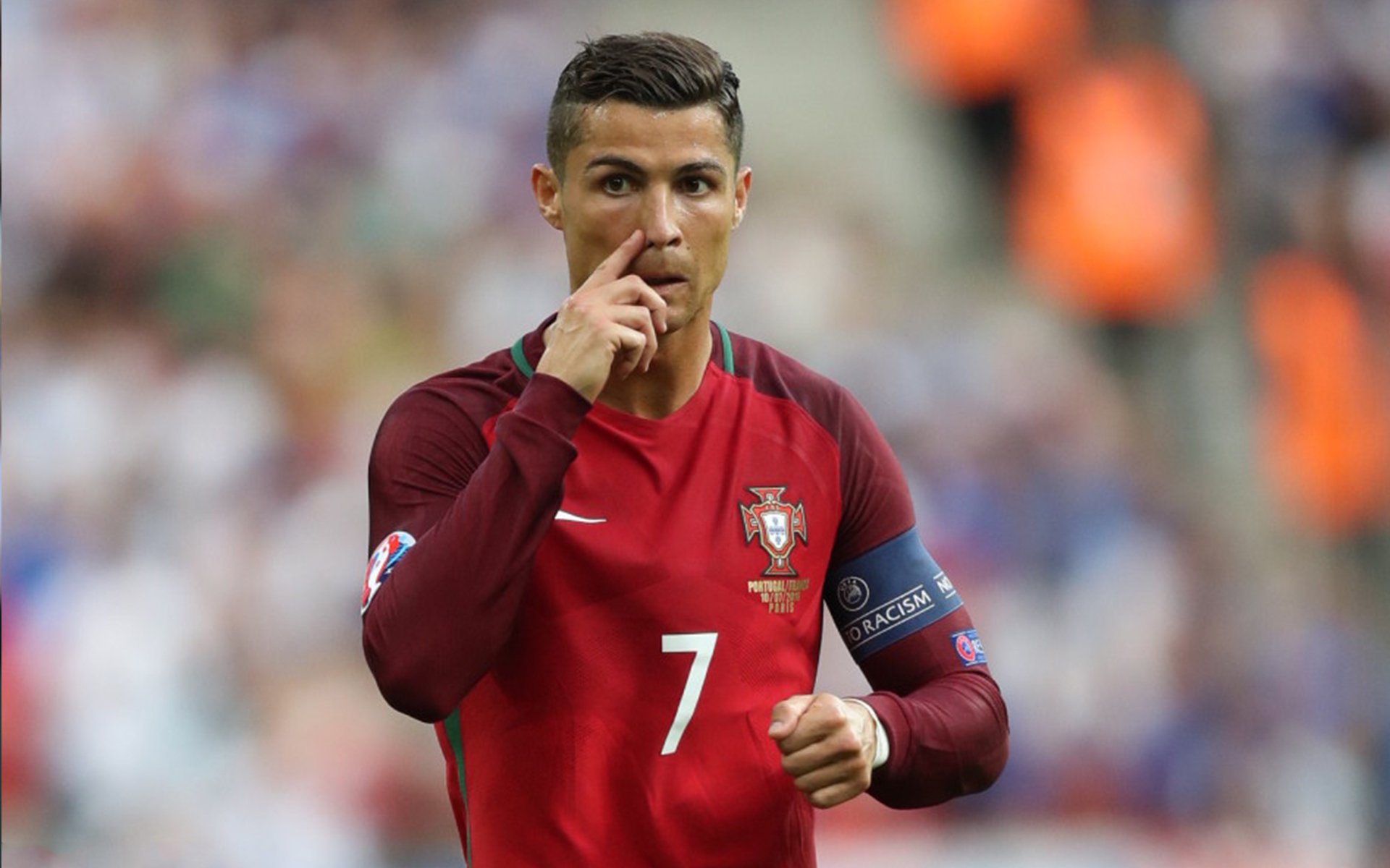 开云下载网址-现场氛围：球迷歌声雷动，场内热情高涨！，足球场球迷唱的歌